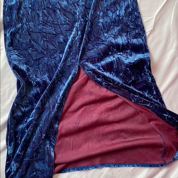 SOLD VINTAGE VELVET DRESS - Picture 4 of 6